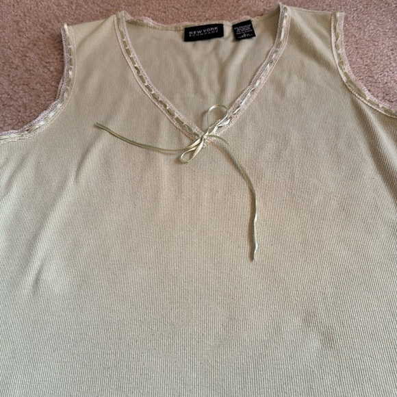 ⭐️ NEW YORK & COMPANY - Green Sleeveless Top - Size Large - Picture 6 of 10